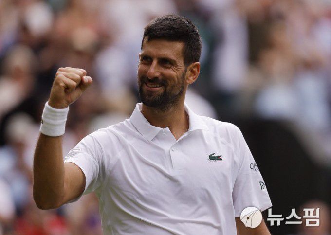 [런던 로이터 =뉴스핌] 박상욱 기자 = 조코비치가 8일(한국시간) 열린 윔블던 남자 단식 16강전에서 승리한 뒤 환호하는 팬들에 답하고 있다. 2025.7.8 psoq1337@newspim.com