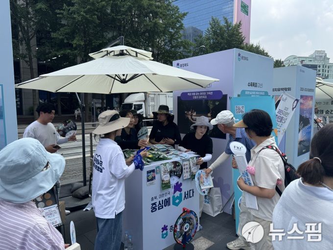 [서울=뉴스핌] 김정인 기자 = 시민들이 8일 서울 청계광장에서 열린 'K-바캉스 캠페인'에 참석해 다양한 이벤트를 체험하고 있다. 2025.07.08 kji01@newspim.com