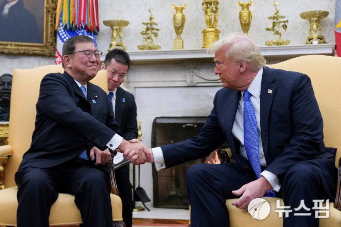 지난 2월 도널드 트럼프 미국 대통령과 이시바 시게루 일본 총리가 백악관에서 만나 악수를 나누고 있다. [사진=로이터 뉴스핌]