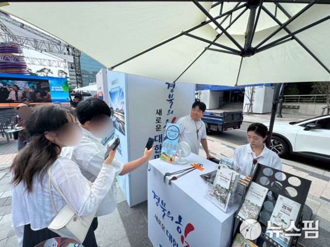 [서울=뉴스핌] 김정인 기자 = 시민들이 8일 서울 청계광장에서 열린 'K-바캉스 캠페인'에 참석해 다양한 이벤트를 체험하고 있다. 2025.07.08 kji01@newspim.com