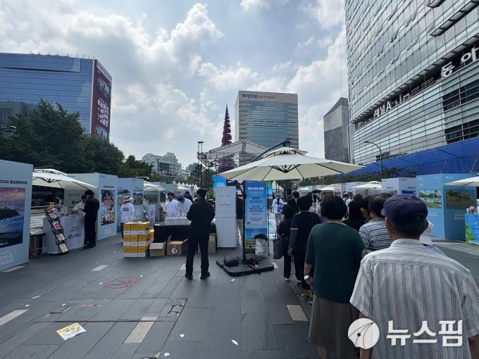[서울=뉴스핌] 김정인 기자 = 시민들이 8일 서울 청계광장에서 열린 'K-바캉스 캠페인'에 참석해 다양한 이벤트를 체험하고 있다. 2025.07.08 kji01@newspim.com