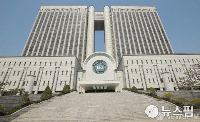 '소시에테제네랄(SG) 증권발 주가폭락' 사태를 일으켜 1심에서 징역 25년을 선고받은 라덕연 호안투자자문 대표의 항소심에서 검찰이 "라덕연 조직의 주식거래는 대량 매집행위로 주가를 인위적으로 부양시킨 것이라 '가치 투자'라는 라 대표 측 주장은 이유 없다"고 강조했다. 사진은 서울중앙지법. [사진=뉴스핌DB]