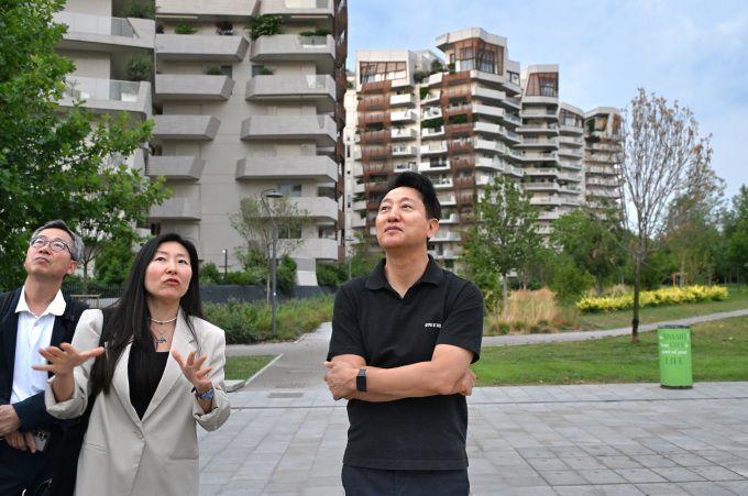 오세훈 서울시장이 5일 과거 전시회장 부지가 복합주거상업시설로 재탄생된 밀라노의 '시티라이프'를 둘러보고 있다. [사진=서울시]