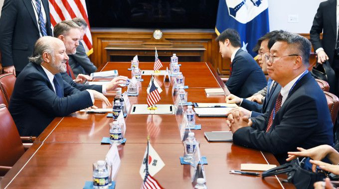 여한구 산업통상자원부 통상교섭본부장(오른쪽 두번째)이 23일 오후(현지시간) 미국 워싱턴 D.C.를 방문해 하워드 러트닉(Howard Lutnick) 상무부 장관(왼쪽 첫번째) 및 제이미슨 그리어(Jamieson Greer) USTR 대표(왼쪽 두번째)와 현안을 논의하고 있다. [사진=산업통상자원부] 2025.06.24 dream@newspim.com