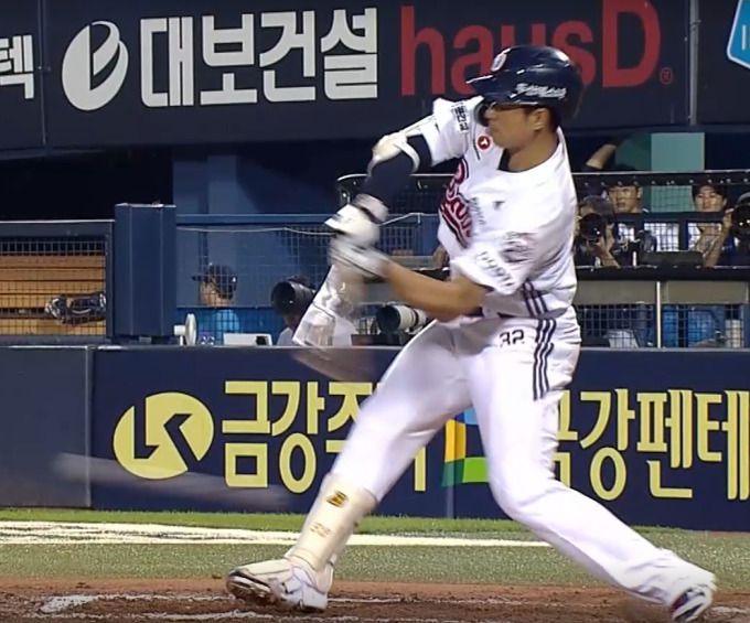 [서울=뉴스핌] 지난 2일 잠실 삼성과 두산과의 경기에서 김재환의 체크스윙 장면. [사진 = SPOTV 중계화면 캡처] 2025.07.02 wcn05002@newspim.com