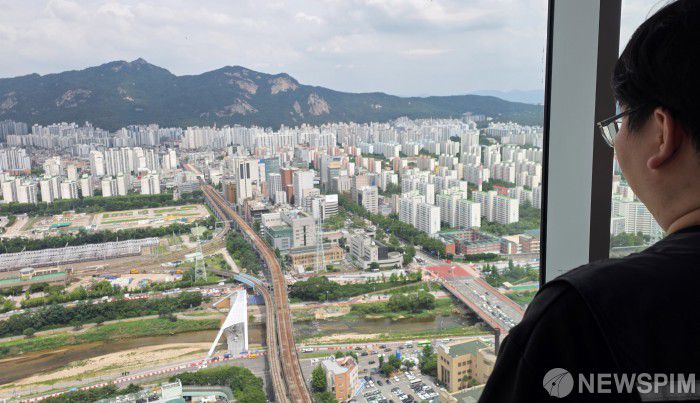 [서울=뉴스핌] 양윤모 기자 = 정부의 6억원 이상 주택담보대출을 금지하는 초고강도 대출 규제를 시행하면서 서울 아파트의 74%가량이 대출액 감소가 불가피하게 됐다.  6억원 한도 규정을 넘지 않고 LTV 70%까지 대출이 가능한 지역은 서울에서 '노도강'(노원·도봉·강북구), '금관구'(금천·관악·구로구)와 중랑구 등 7개 구뿐이다. 사진은 30일 서울 노원구 아파트단지 전경 2025.06.30 yym58@newspim.com