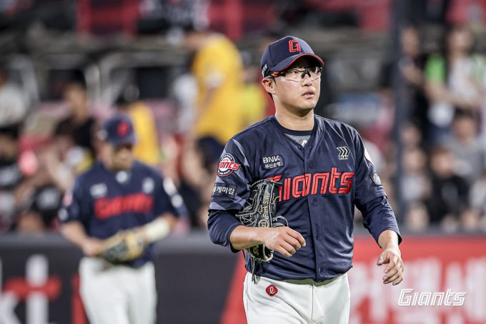 [서울=뉴스핌] 롯데의 선발 박세웅이 지난 10일 수원 kt전에서 5이닝 8실점을 한 뒤 마운드를 내려가고 있다. [사진 = 롯데] 2025.06.10 wcn05002@newspim.com