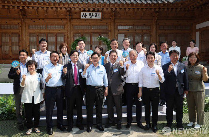 [서울=뉴스핌] 윤창빈 기자 = 우원식(아래 왼쪽 네번째) 국회의장이 8일 오전 서울 여의도 국회 사랑재에서 열린 K-바캉스 캠페인에서 송언석 국민의힘 비상대책위원장 겸 원내대표와 김병기 더불어민주당 당대표 직무대행 겸 원내대표 등 참석자들과 기념촬영을 하고 있다. 2025.07.08 pangbin@newspim.com