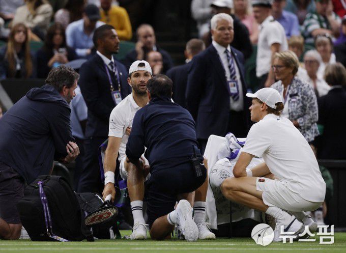 [런던 로이터 =뉴스핌] 박상욱 기자 = 신네르가 8일(한국시간) 열린 윔블던 남자 단식 16강전에서 부상당한 디미트로프를 지켜보며 위로하고 있다. 2025.7.8 psoq1337@newspim.com