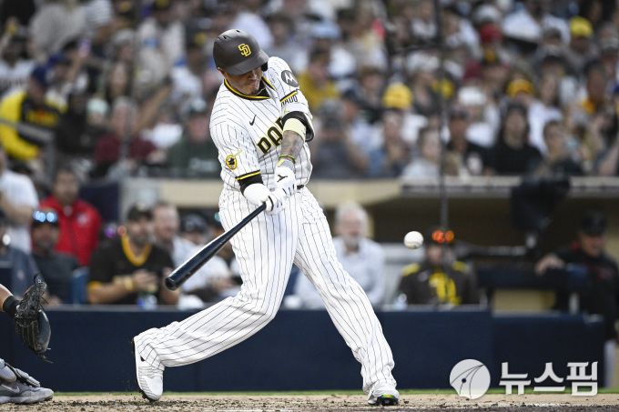 [샌디에이고 로이터=뉴스핌] 손지호 기자 = 샌디에이고 파드리스 매니 마차도가 8일(한국시간) 열린 애리조나와의 홈 경기서 4회 개인 통산 2000번째 안타를 치고 있다. 2025.07.08 thswlgh50@newspim.com
