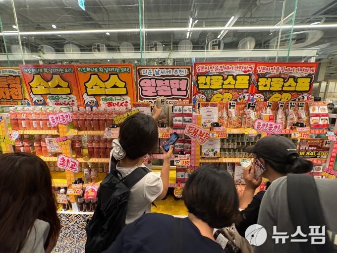 [서울=뉴스핌] 조민교 기자 = 더현대서울 돈키호테 팝업 내부에서 고객들이 물건을 구매하고 있다. 2025.07.08 whalsry94@newspim.com