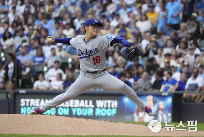 [밀워키 로이터=뉴스핌] LA 다저스의 선발 투수 야마모토가 역투하고 있다. 2025.07.08 wcn05002@newspim.com