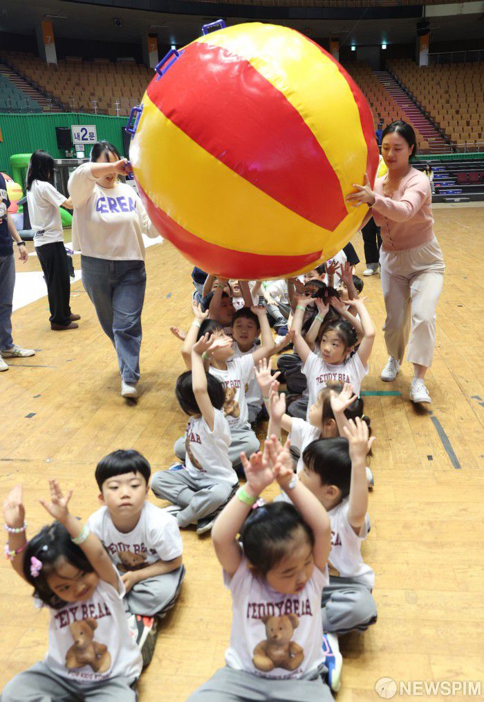 [서울=뉴스핌] 이호형 기자 = 2024 서울유아체육대축전이 17일 오후 서울 송파구 잠실실내체육관에서 열린 가운데 참석한 유아들이 큰공 굴리기 게임에 참여하고 있다. 2024.05.17 leemario@newspim.com