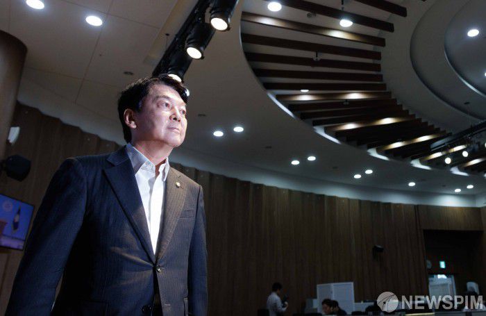 [서울=뉴스핌] 윤창빈 기자 = 안철수 국민의힘 의원이 7일 오전 서울 여의도 국회 소통관에서 기자회견을 마치고 나서고 있다. 이날 안 의원은 혁신위원장직을 거부하고 전당대회 출마를 선언했다. 2025.07.07 pangbin@newspim.com