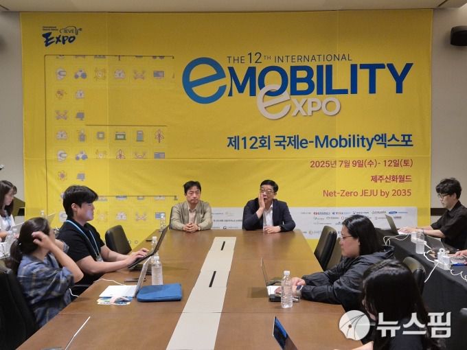 [제주=뉴스핌] 김승현 기자 = 제12회 국제 e-모빌리티엑스포 현장에서 기자들과 만난 이광범 법무법인 세종 고문(전 자동차안전연구원 부원장, 우)과 최영석 원주한라대 미래모빌리티공학과 교수(차지인 대표, 좌)가 질의응답을 하고 있다. 2025.07.09 kimsh@newspim.com