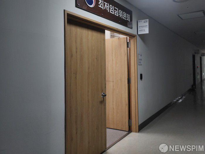 [세종=뉴스핌] 양가희 기자 = 정부세종청사에서 최저임금위원회 제10차 전원회의가 열린 8일 오후 11시 19분경 복도 불이 꺼졌으나 회의실에서 빛이 흘러나오고 있다. 2025.07.08 sheep@newspim.com