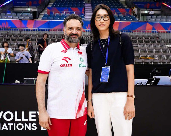 한국 대표팀 어드바이저(고문)인 김연경과 라바리니 감독이 9일 오랜만에 만나 기념 촬영을 하고 있다. [사진=VNL]