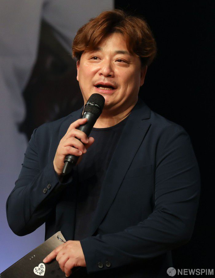 [서울=뉴스핌] 최상수 기자 =개그맨 윤정수가 23일 오후 서울 강남구 일지아트홀에서 열린 가수 노진호 싱글 앨범 '손가락하트' 발매 기념 쇼케이스에서 멋진 무대를 펼치고 있다. 타이틀곡 '손가락하트'는 기존의 트로트곡들과는 다르게 신나는 라틴 리듬에 락적인 요소가 결합된 새로운 느낌의 라틴 트로트곡이다. 2019.05.23 kilroy023@newspim.com