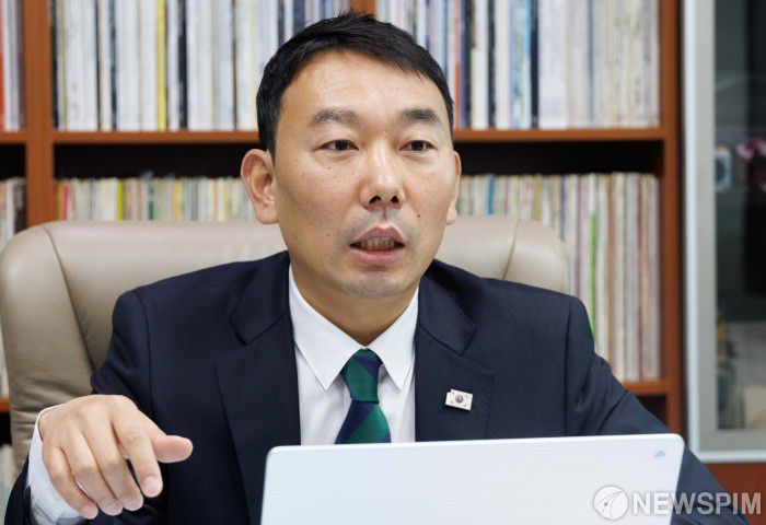 [서울=뉴스핌] 윤창빈 기자 = 김용민 국회 법제사법위원회 더불어민주당 간사가 4일 오전 서울 여의도 국회 의원회관에서 뉴스핌과 인터뷰를 하고 있다. 2025.07.04 pangbin@newspim.com