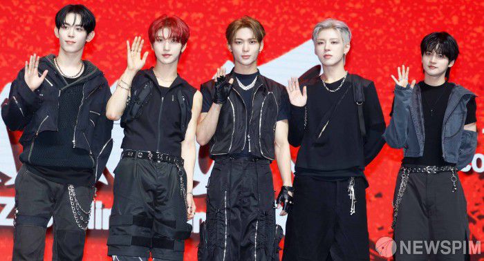 [서울=뉴스핌] 류기찬 인턴기자 = 보이그룹 나우즈(현빈, 연우, 시윤, 진혁, 윤)가 9일 오후 서울 광진구 예스24라이브홀에서 열린 미니 1집 '이그니션'(IGNITION) 발매 쇼케이스에서 포즈를 취하고 있다. 타이틀곡인 '에버글로우'(EVERGLOW)는 힙합 기반의 기존 스타일과 얼터너티브 록에 이르는 폭넓은 장르를 표현한 곡이다 2025.07.09 ryuchan0925@newspim.com