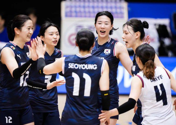 한국 선수들이 9일 FIVB 발리볼네이션스리그 2주 차 폴란드전에서 포인트를 올리고 기뻐하고 있다. [사진=VN