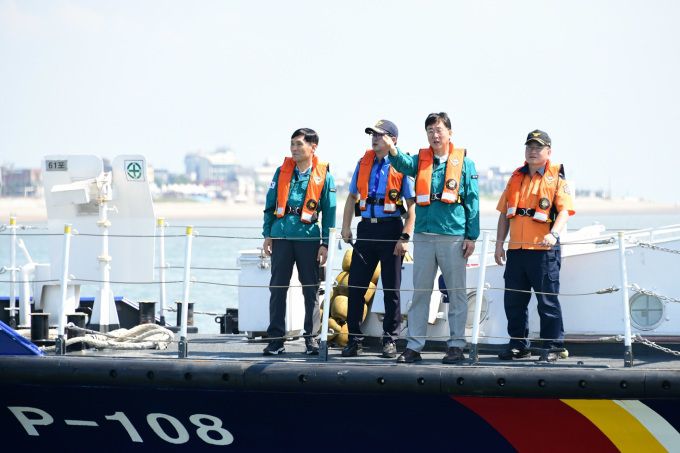이민근 안산시장(오른쪽 두번째)이 지난해 8월 7일 평택해경 경비정에 탑승해 대부도 해상을 순찰하고 있다. [사진=안산시]