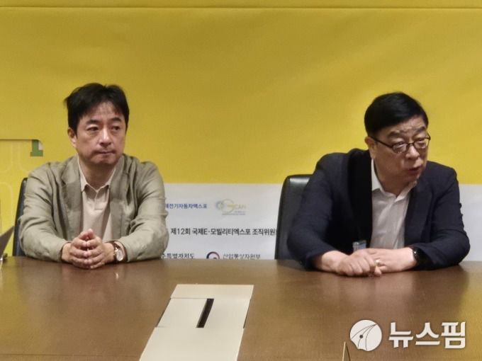 [제주=뉴스핌] 김승현 기자 = 제12회 국제 e-모빌리티엑스포 현장에서 기자들과 만난 이광범 법무법인 세종 고문(전 자동차안전연구원 부원장, 우)과 최영석 원주한라대 미래모빌리티공학과 교수(차지인 대표, 좌)가 질의응답을 하고 있다. 2025.07.09 kimsh@newspim.com