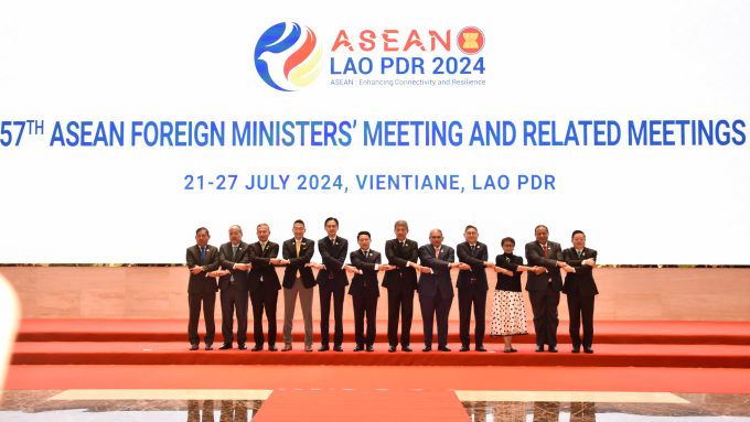 지난해 7월 25일 라오스 비엔티안에서 개막된 2024 아세안 관련 외교장관회의에서 아세안 회원국 장관들이 기념촬영을 하고 있다. [사진=라오스 아세안외교장관회의 홈페이지] 2024.07.25.