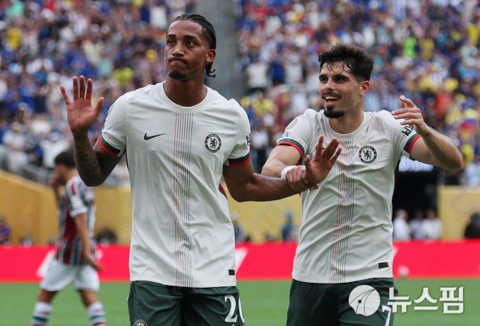[이스트 러더퍼드 로이터 =뉴스핌] 박상욱 기자 = 주앙 페드로(왼쪽)가 9일 FIFA 클럽월드컵 플루미넨시와의 4강전에서 선제골을 터드리고 두 손들어 플루미넨시 팬에게 미안함을 표하고 있다. 2025.7.9 psoq1337@newspim.com