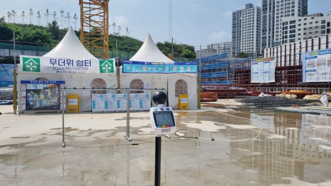 현장 내 작업공간에 체감온도 측정기가 설치된 모습 [사진=LH]