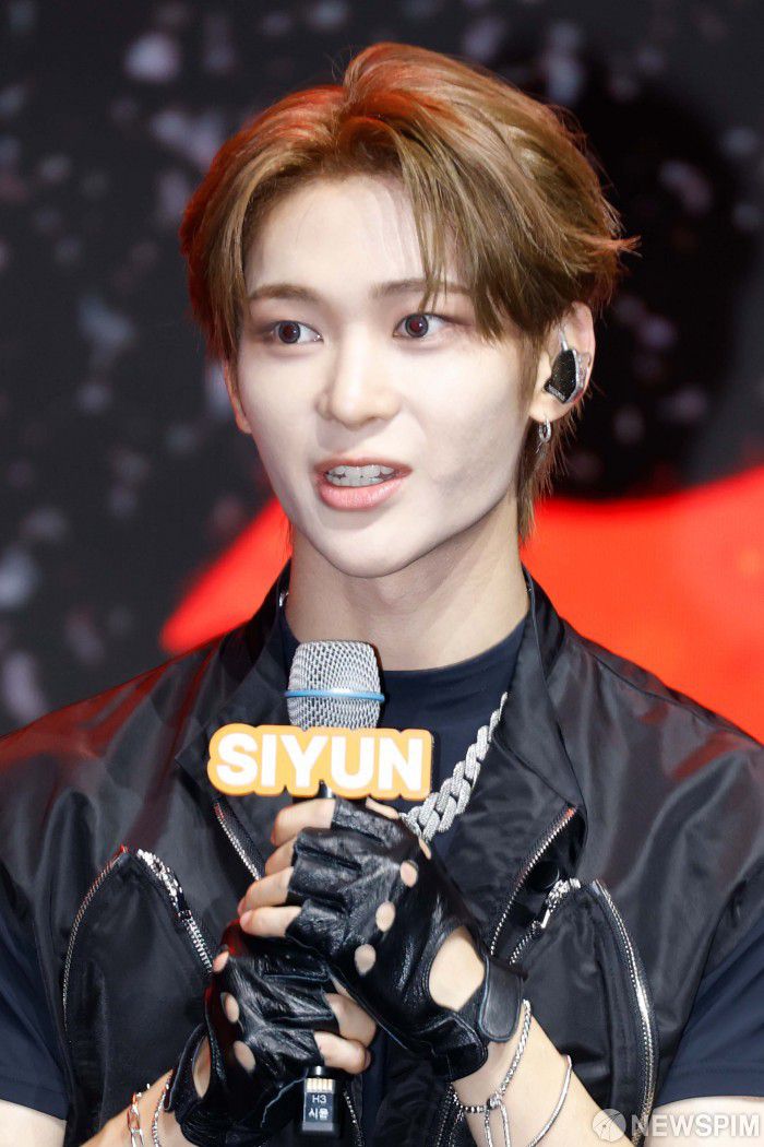 [서울=뉴스핌] 류기찬 인턴기자 = 보이그룹 나우즈 멤버 시윤이 9일 오후 서울 광진구 예스24라이브홀에서 열린 미니 1집 '이그니션'(IGNITION) 발매 쇼케이스에서 취재진의 질문에 답하고 있다. 2025.07.09 ryuchan0925@newspim.com