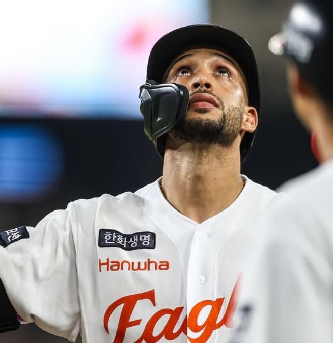 [서울=뉴스핌] 한화의 외국인 타자 루이스 리베라토가 3회 안타를 친 뒤 세리머니 하고 있다. [사진 = 한화] 2025.07.08 wcn05002@newspim.com