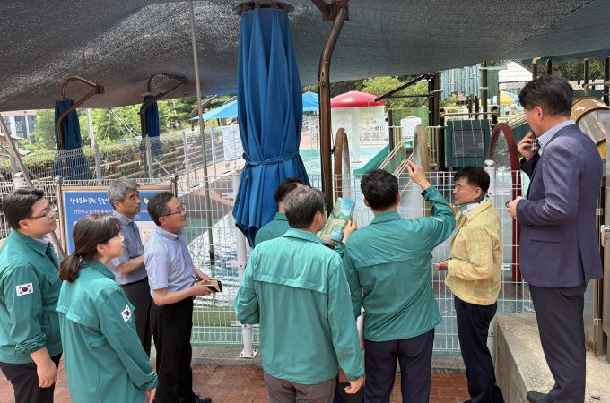 석욱희 경남 함안군 부군수가(왼쪽 세 번째)가 8일 군북면 남산경로당을 방문해 냉방 가동 상태와 폭염 대비 국민행동요령 비치 여부 등을 확인하고 있다. [사진=함안군] 2025.07.09