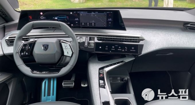 [서울=뉴스핌] 조수빈 기자 = 푸조의 올 뉴 3008 스마트 하이브리드 모델 내부. 기어 변속기와 비상등의 위치가 바뀌었고 플로팅 형식의 21인치 파노라믹 커브드 디스플레이가 적용됐다. [사진=조수빈 기자]  2025.07.07 beans@newspim.com