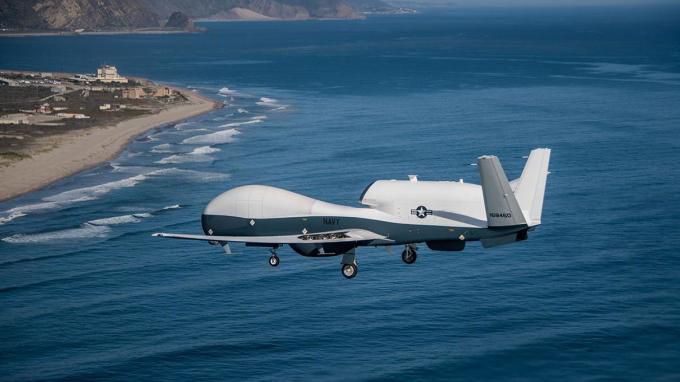 미군이 보유한 고고도 장기체공 무인 정찰기 '글로벌 호크'의 해상형 MQ-4C 트라이튼. F-16과 비슷한 덩치를 가진 트라이튼은 광활한 해상의 감시 작전을 수행할 수 있는 것으로 전해졌다. [사진=미 해군] 2025.07.09 gomsi@newspim.com