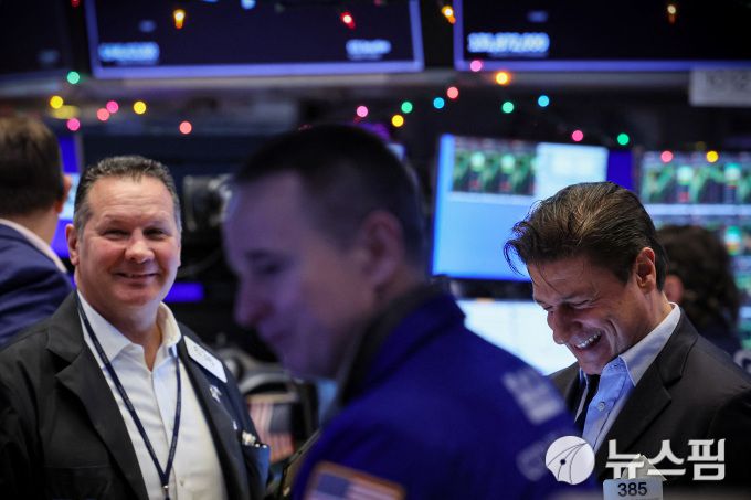 뉴욕증권거래소(NYSE) 트레이더들이 미소를 지어 보이고 있다 .[사진=로이터 뉴스핌]