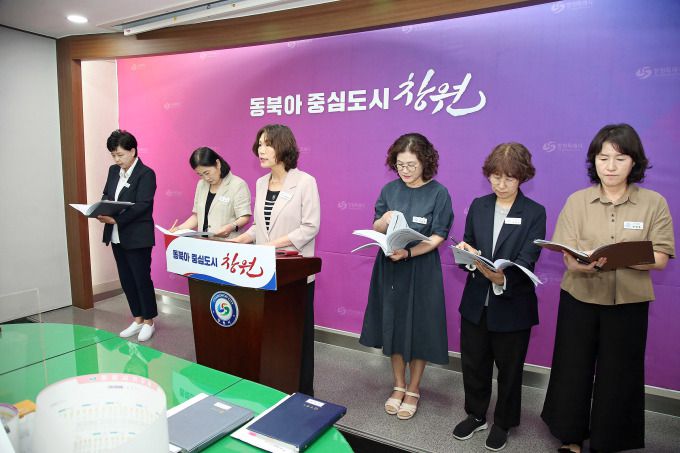 최영숙 경남 창원시 복지여성보건국장(왼쪽 세 번째)이 10일 오전 시청 프레스센터에서 2025년 취약계층 폭염 보호대책과 관련해 브리핑을 하고 있다. [사진=창원시] 2025.07.10
