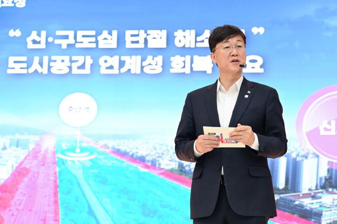 이민근 안산시장이 지난 3월 17일 열린 안산선 지하화 통합개발사업 기자회견에서 시의 비전을 직접 설명하고 있다. [사진=안산시]