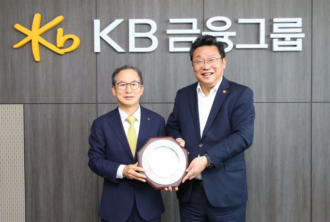 주형환 저출산고령사회위원회 부위원장이 지난 9일 양종희 KB금융그룹 회장에게 감사패를 수여했다. [사진=저출산고령사회위원회] 2025.07.10 yuna7402@newspim.com