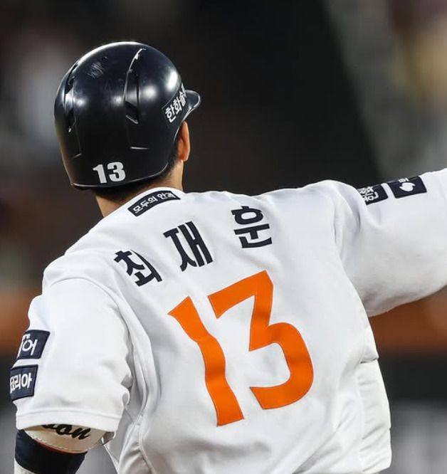 [서울=뉴스핌] 한화 포수 최재훈이 지난 9일 대전 KIA전에서 4회 역전 스리런 홈런을 때려낸 후 홈으로 향하고 있다. [사진 = 한화] 2025.07.10 wcn05002@newspim.com