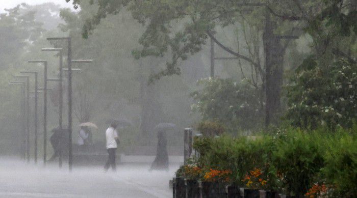 [서울=뉴스핌] 최지환 기자 = 서울에 호우주의보가 발령된 16일 오후 서울 종로구 광화문광장에서 시민들이 우산을 쓰고 이동하고 있다. 2025.05.16 choipix16@newspim.com