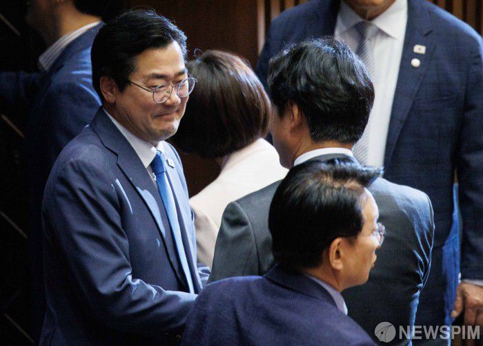[서울=뉴스핌] 윤창빈 기자 = 박찬대 더불어민주당 의원이 10일 오후 서울 여의도 국회에서 열린 본회의에서 동료 의원들과 대화하고 있다. 2025.07.10 pangbin@newspim.com