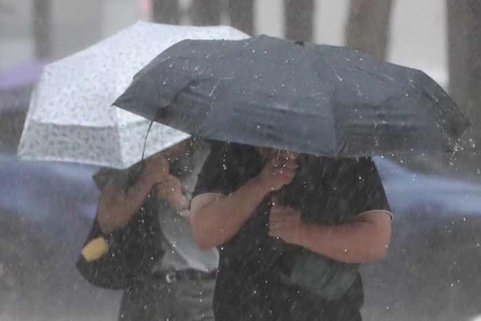 [서울=뉴스핌] 이형석 기자 = 많은 비가 내린 8일 오후 서울 여의도 인근에서 우산을 든 시민들이 발걸음을 재촉하고 있다. 2025.07.08 leehs@newspim.com