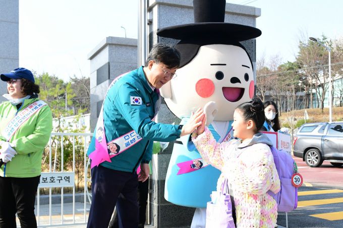 이민근 안산시장이 지난 4월 1일 상록구 석호초등학교에서 로봇캅순찰대와 아동 청소년 범죄 예방을 위한 안전 등굣길 캠페인을 펼치고 있다. [사진=안산시]