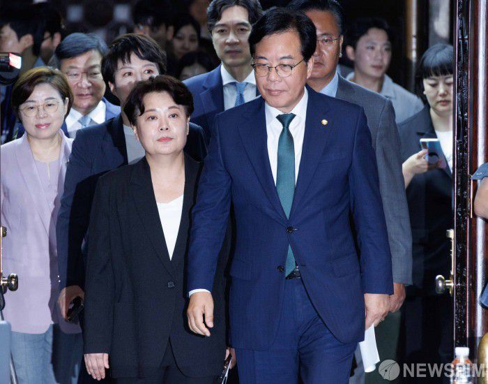 [서울=뉴스핌] 윤창빈 기자 = 송언석 국민의힘 비상대책위원장 겸 원내대표, 윤희숙 혁신위원장이 9일 오후 서울 여의도 국회에서 열린 긴급 의원총회에 참석하고 있다. 2025.07.09 pangbin@newspim.com
