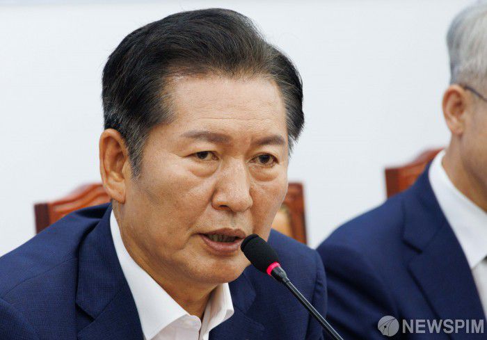 [서울=뉴스핌] 윤창빈 기자 = 더불어민주당 대표에 출마 선언을 한 정청래 의원이 2일 오후 서울 여의도 국회에서 열린 검찰개혁 토론회에서 축사를 하고 있다. 2025.07.02 pangbin@newspim.com