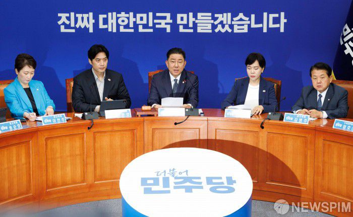 [서울=뉴스핌] 윤창빈 기자 = 김병기 더불어민주당 대표 직무대행 겸 원내대표가 11일 오전 서울 여의도 국회에서 열린 최고위원회의에서 모두발언을 하고 있다. 2025.07.11 pangbin@newspim.com