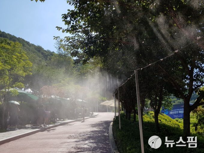 경기도 폭염주의보 발효로 광명동굴 관광지에서 시민들을 위해 쿨링포그를 틀어주고 있다. [사진=뉴스핌 DB]