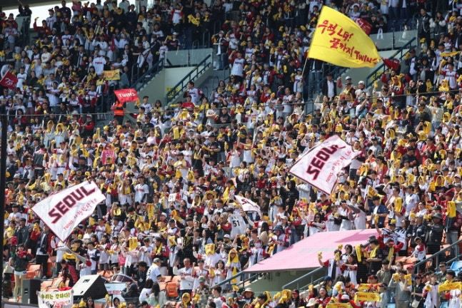 [서울=뉴스핌] 손지호 기자 = LG 팬들이 잠실구장에서 LG를 응원하고 있다. [사진=LG] 2025.07.11 thswlgh50@newspim.com