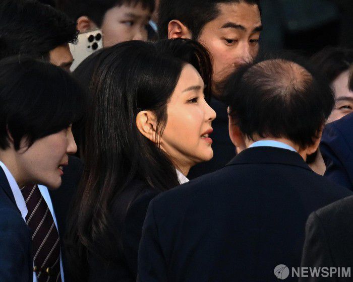 민중기 특별검사팀(특검팀)이 김건희 여사의 전시기획사 코바나컨텐츠에 대한 협찬 의혹을 본격적으로 들여다본다. 특검팀이 전시회를 후원한 대기업과 금융사의 뇌물성·청탁성 여부를 집중적으로 살피고 있는 가운데, 1호 소환 대상 기업을 두고 이목이 집중된다. 사진은 김 여사가 지난 4월 서울 서초구 서초동 자택 앞에서 지지자들과 인사를 나누는 모습. [사진=정일구 기자]